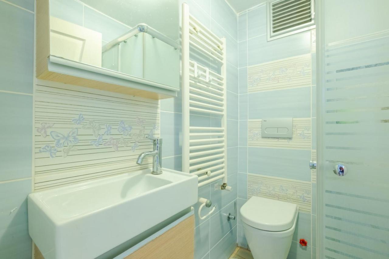 Colorful And Flat With Balcony In Kadikoy * Istanboel